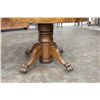 Image 2 : ROUND OAK TABLE