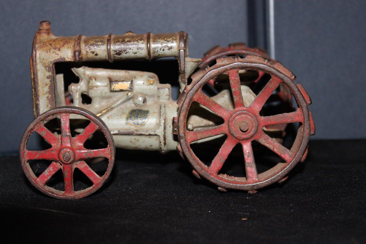 EARLY ARCADE TRACTOR NEEDS PAINT OTHERWISE MINT NO DAMAGE