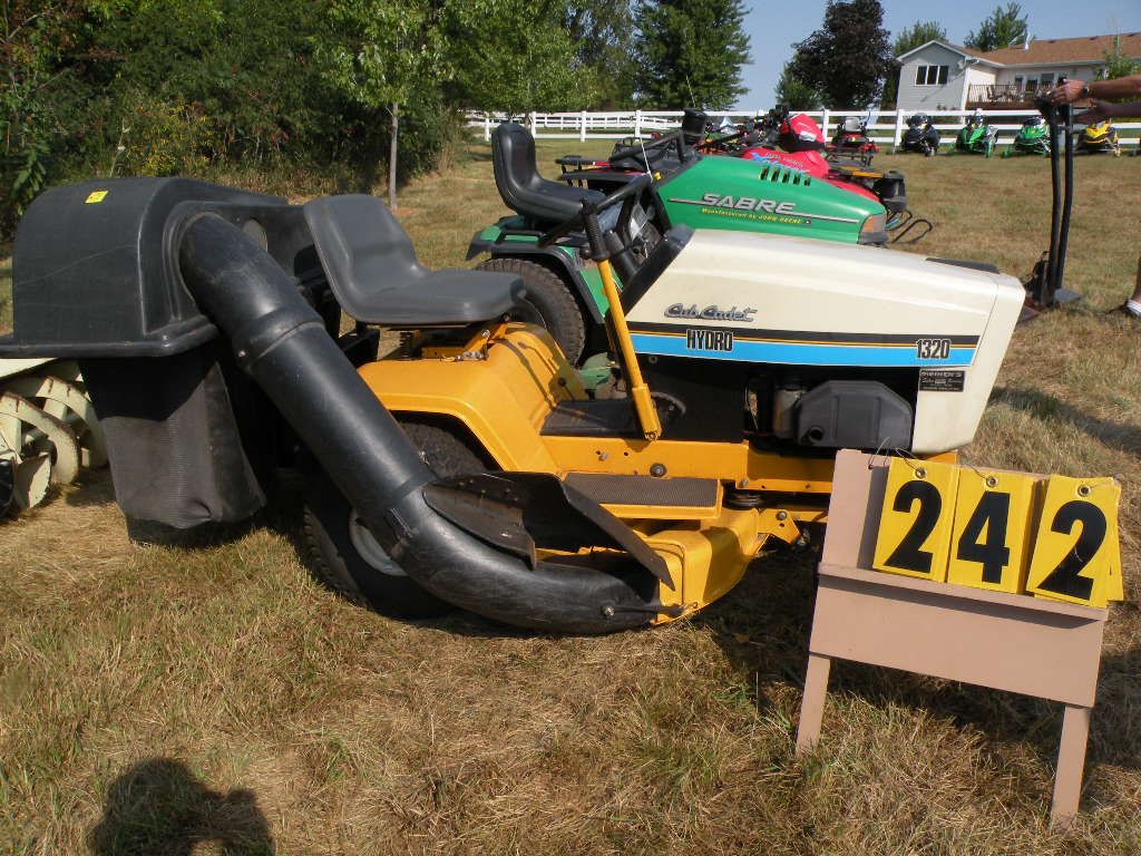 Cub Cadet 1320 hydro w/38" deck, bagger & blower attachment