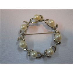 PISCES WHITE PEARL BROOCH *** METAL: SILVER;