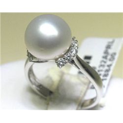 18K GOLD PEARL AND DIAMOND RING