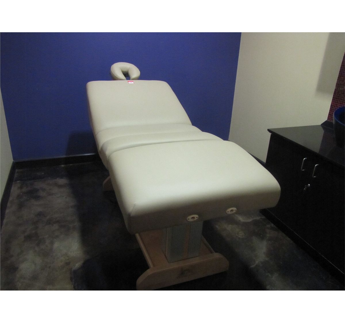 OAKWORKS HYDRAULIC MASSAGE TABLE WITH PILLOW FS00
