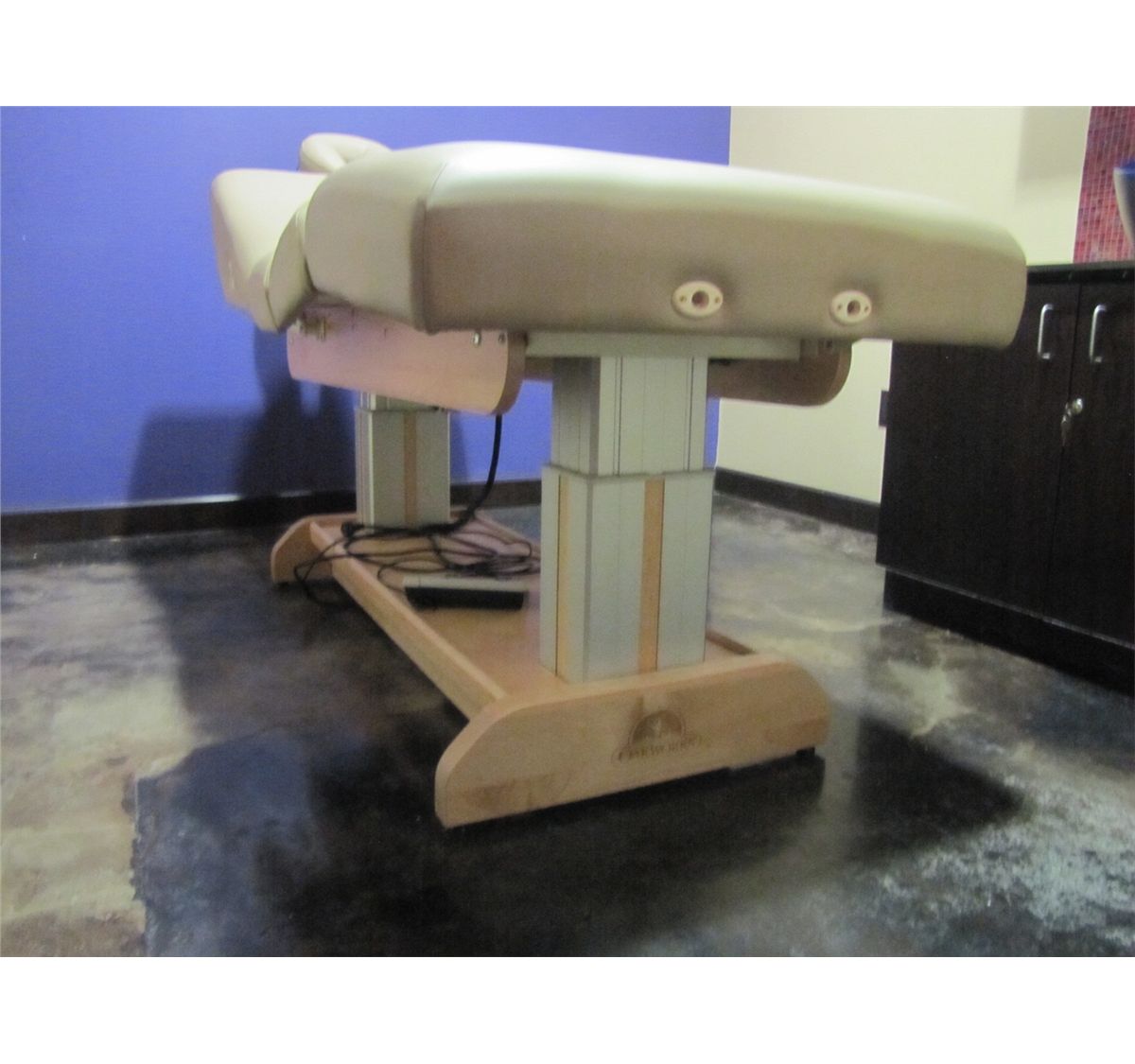 OAKWORKS HYDRAULIC MASSAGE TABLE WITH PILLOW FS00