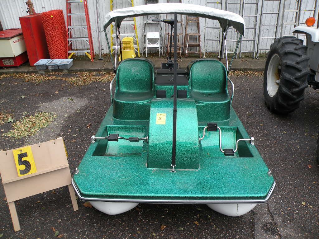 2006 Paddlewheeler III 4 seat paddle boat w/ Minkota trollig motor SN GAG30567F506