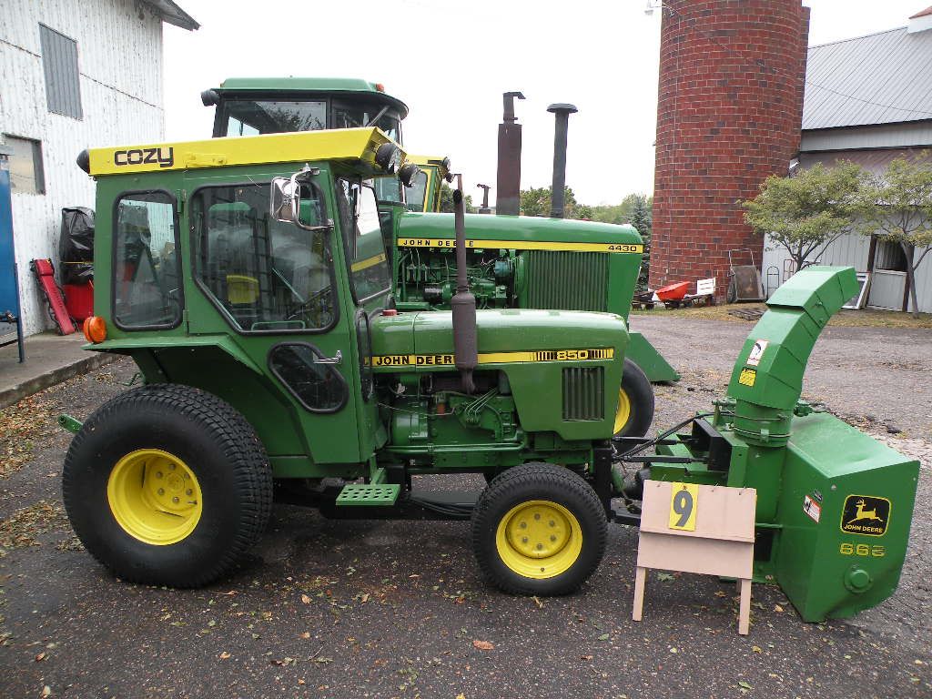 John Deere model 850 compact tractor, Cozy Cab, Turf tires, 3pt, John