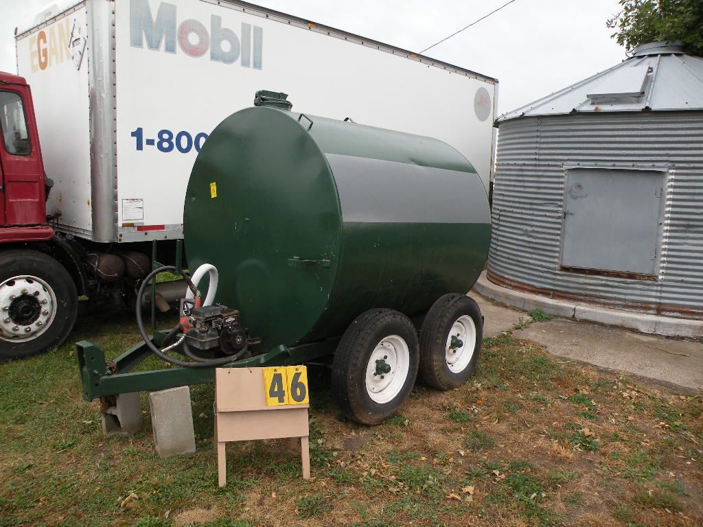 1000 gal portable fuel tank w/ gas powered pump