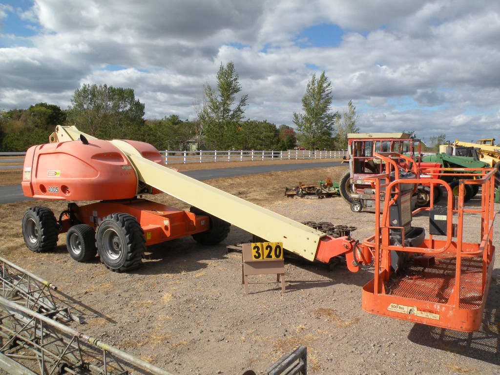 JLG 400S manlift, 40 ft lift w/grouser tracks 0300075042