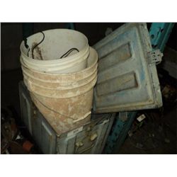 AMMO BOX: SNOW CHAINS, BUCKETS & TOOLS