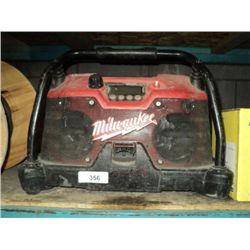 MILWAUKEE PORTABLE CHARGER/RADIO