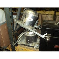 LOT: 2 CEILING CAN LIGHT FIXTURES