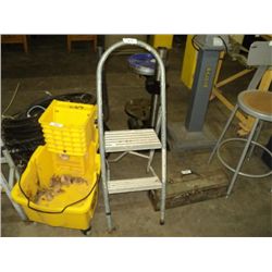 SMALL ALUMINUM STEP LADDER