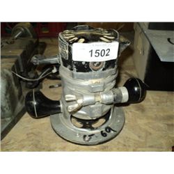 BLACK & DECKER 1 1/2 HP ROUTER