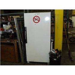 AMANA 18 UPRIGHT FREEZER