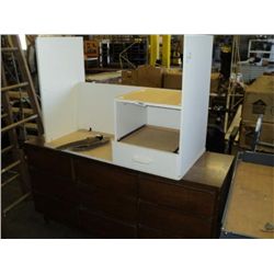 LOT: SMALL DESK & DRESSER