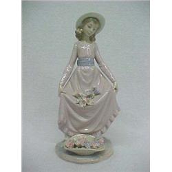 Lladro figurine #5027  Flower Curtsey 