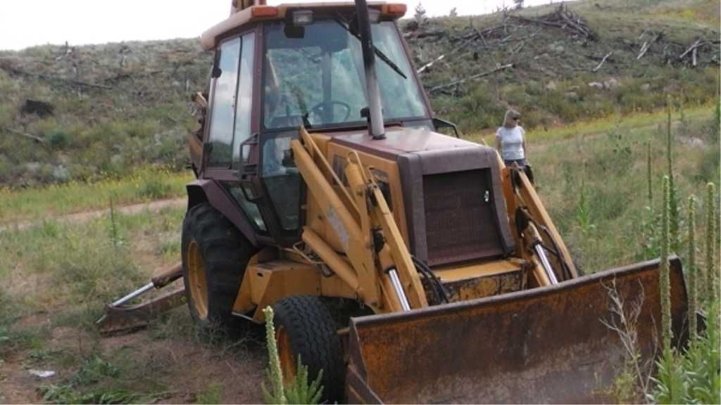 Case 580 K rubber tire backhoe 2 wd, enclosed cab, runs and operates well, tight swing arm, good rub