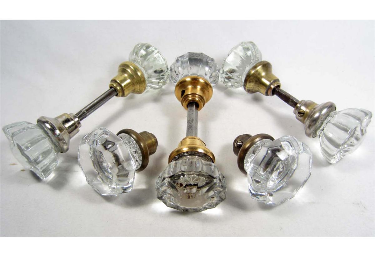 LOT OF VINTAGE HARDWARE INCL. GLASS DOOR KNOBS, TOWEL RACK, MORE