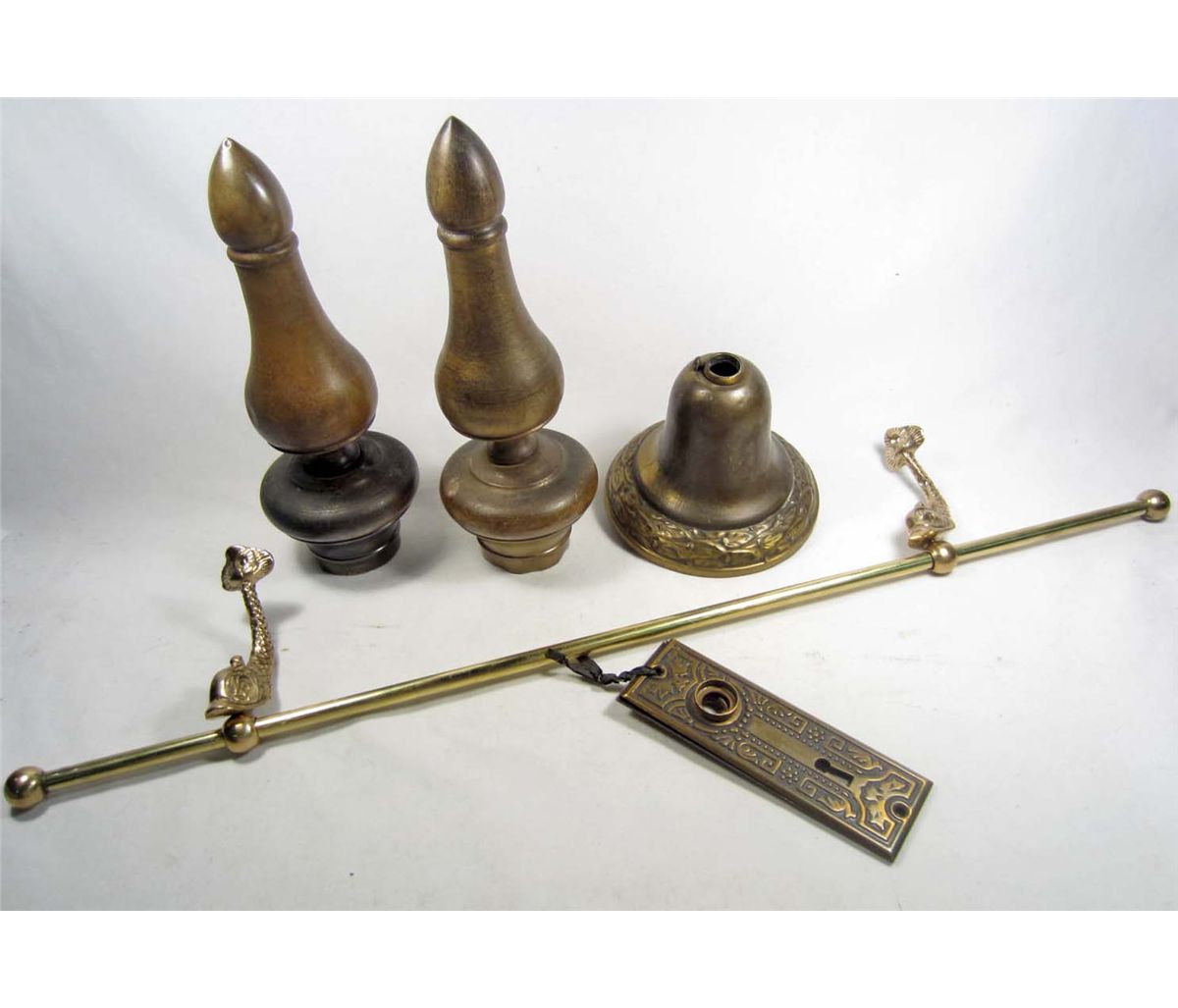 LOT OF VINTAGE HARDWARE INCL. GLASS DOOR KNOBS, TOWEL RACK, MORE