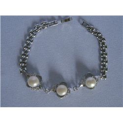 CLASSIC WHITE PEARL BRACELET;