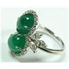 Image 3 : A LADIES PLATINUM AND CABOCHON EMERALD RING