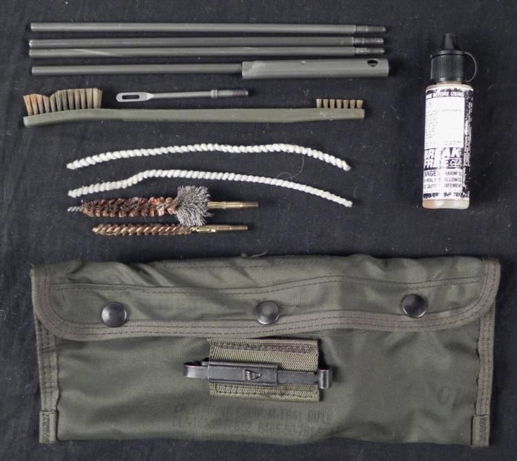 U.S. ARMY M16A1 RIFLE GUN CLEANING KIT IN POUCH