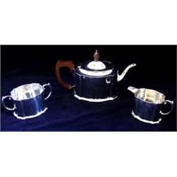 A THREE PIECE TEA SERVICE tea pot, milk jug, two handled sugar bowl, Birmingham 1930, 33oz (3) £150-