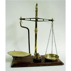 A SET OF VINTAGE BRASS AVERY PAN SCALES on tubular pillar support surmounted a small finial with rec