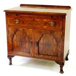 AN EDWARDIAN WALNUT VENEERED GENTLEMAN'S DRESSING CABINET the top with shallow raised back and cross