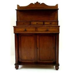 A SMALL 19TH CENTURY COMBED MAHOGANY CHIFFONIER the back with shaped top over a shelf on fluted supp