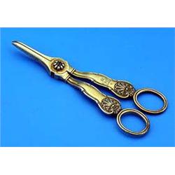 A George IV Kings husk pattern silver-gilt grape scissors, engraved with a crest, London 1822   - 4.