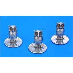 A set of three owl menu holders on round bases, Chester 1908 by S Mordan and Co, 3.5 cm high (1 1/4.