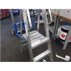 ALUMINUM STEP LADDER