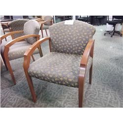 CHERRY FRAMED PATTERNED CLIENT CHAIR