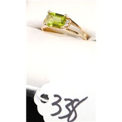 14K YELLOW GOLD PERIDOT & DIAMOND RING WITH  ONE EMERALD CUT PERIDOT MAIN GEMSTONE AND  FOUR ACCENT 