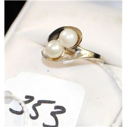 LADIES 10K WHITE GOLD PEARL RING WITH TWO  MATCHING ROUND WHITE GENUINE PEARSL