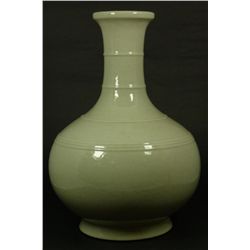 18th CENTURY CHINESE CELADON BOTTLE VASE