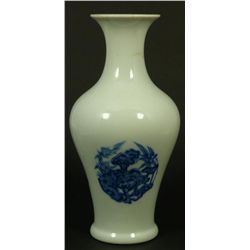 18th CENTURY CHINESE BLUE & WHITE PORCELAIN VASE