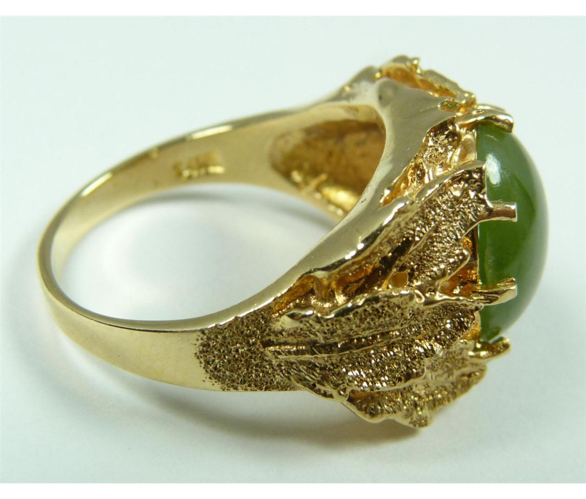 A 14K YELLOW GOLD CABOCHON JADE RING