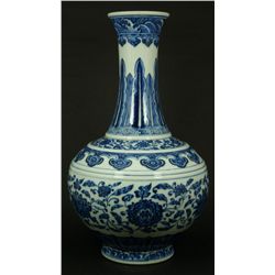 18th CENTURY CHINESE BLUE & WHITE BOTTLE VASE