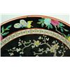Image 5 : CHINESE ENAMELED FAMILLE NOIR PORCELAIN CHARGER