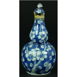 AN 18th C CHINESE BLUE & WHITE HULU SNUFF BOTTLE