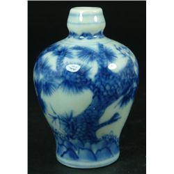 A CHINESE KANGXI SNUFF BOTTLE OF CHILDREN PLAYING