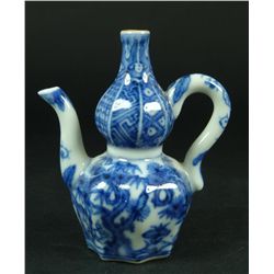 A CHINESE KANGXI PORCELAIN MINIATURE HULU PITCHER