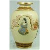 Image 3 : A JAPANESE MORIAGE ENAMELED PORCELAIN VASE