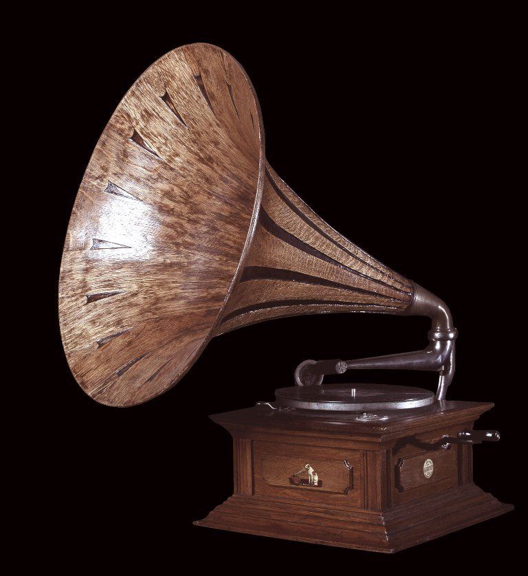 Gramophone with wooden horn Grammophon mit Holztrichter