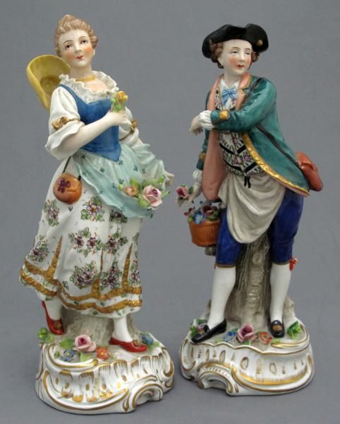 Alfred Voit SITZENDORF ALFRED VOIGHT PAIR OF FIGURES