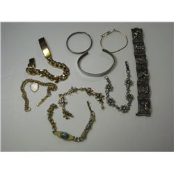 4054 - Bracelet and Bangles: Speidal gold plated, silver tone, Filgree, charm, Matador.tone, Filgree