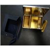 Image 1 : Vintage Compact purse signed by Elgin America, measures 3 1/2" x 2 1/2