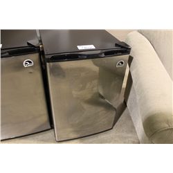 IGLOO STAINLESS STEEL BAR FRIDGE
