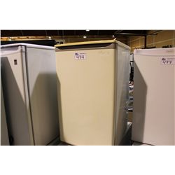 WHITE NO NAME BAR FRIDGE